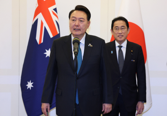 북대서양조약기구(NATO·나토) 정상회의에 참석한 윤석열 대통령이 12일(현지시간) 빌뉴스 한 호텔에서 열린 한국·일본·호주·뉴질랜드 4개국(AP4) 정상회담에서 기시다 후미오 일본 총리가 경청하는 가운데 발언하고 있다.  빌뉴스[리투아니아]=연합뉴스